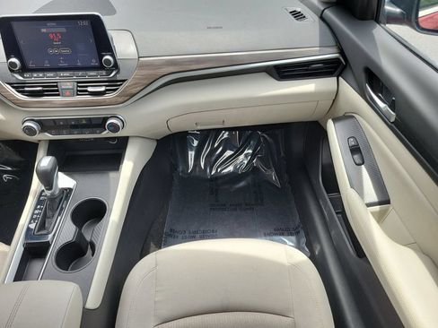 Used 2025 Nissan Altima 2.5 SV FWD image 13