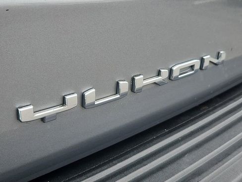 Used 2024 GMC Yukon SLT image 33