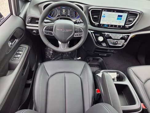 New 2026 Chrysler Voyager LX image 8