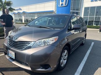 Used 2017 Toyota Sienna LE image 1