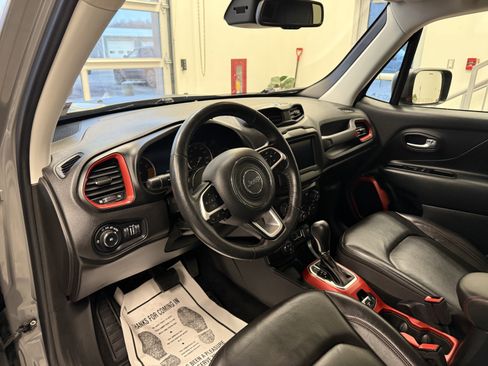 Used 2019 Jeep Renegade Trailhawk image 10