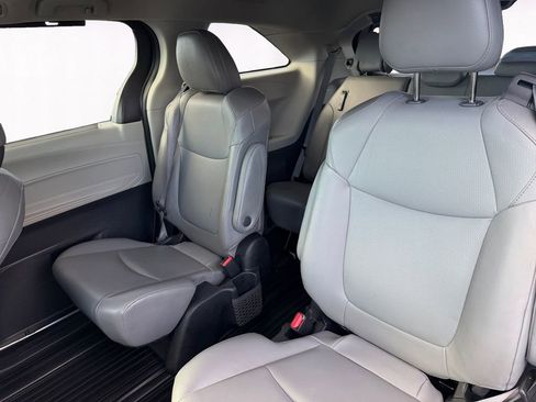 Used 2022 Toyota Sienna XLE image 13