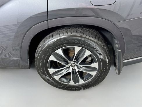 Used 2021 Toyota Highlander XLE AWD/4WD image 27