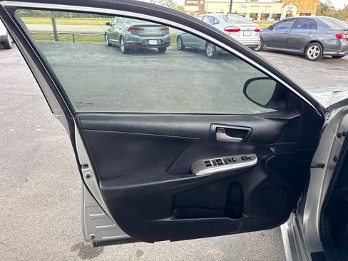 Used 2014 Toyota Camry L image 8