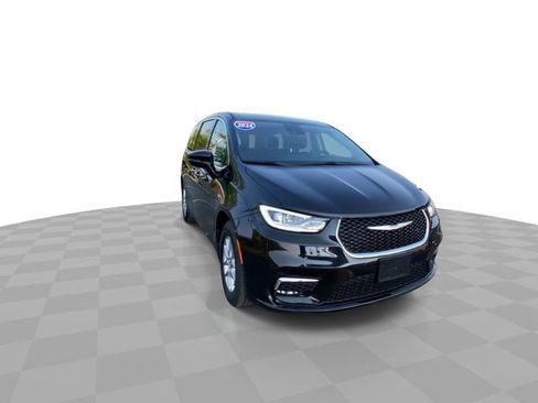 Used 2024 Chrysler Pacifica Touring-L FWD image 4