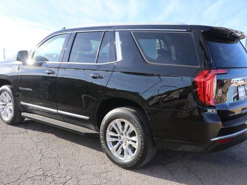 Used 2022 GMC Yukon SLT w/ SLT Premium Package image 5