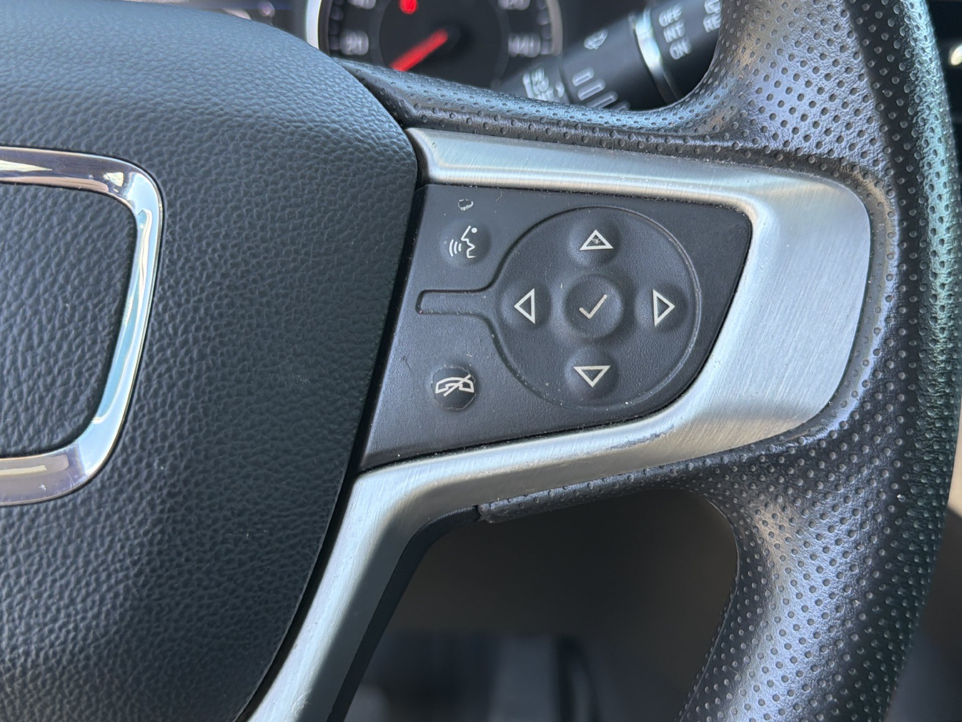Used 2023 GMC Acadia SLE w/ Driver Convenience Package FWD image 7