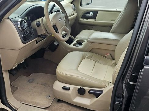 Used 2005 Ford Expedition XLT image 18