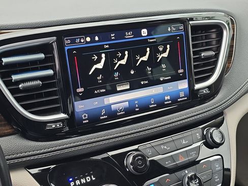 Used 2021 Chrysler Pacifica Limited w/ Uconnect Theater Family Group image 33