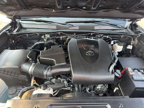 Used 2021 Toyota Tacoma SR5 AWD/4WD image 18