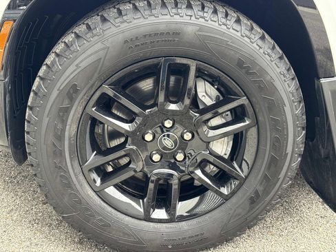 Certified 2023 Land Rover Defender 90 X-Dynamic SE image 10