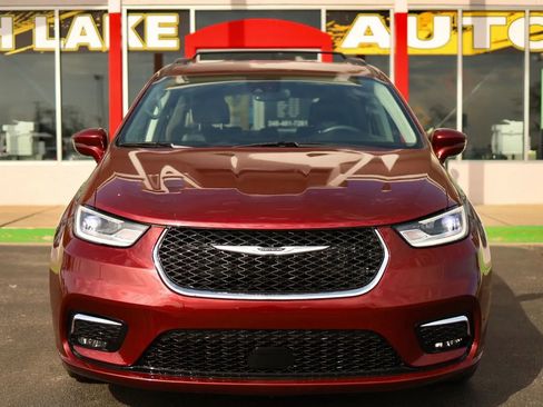 Used 2022 Chrysler Pacifica Touring-L image 2