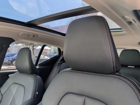 Used 2025 Volvo XC40 B5 Plus image 32