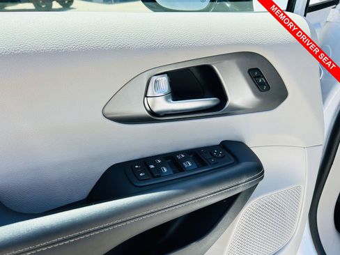 Used 2024 Chrysler Pacifica Touring-L FWD image 13