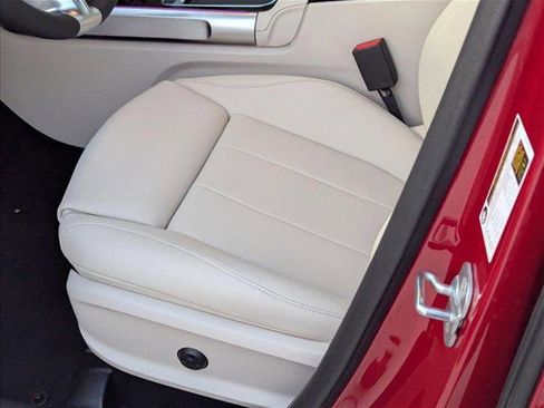 New 2025 Mercedes-Benz GLB 250 4MATIC image 4