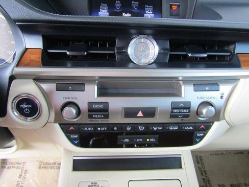 Used 2015 Lexus ES 300h w/ Premium Package w/Bamboo Trim image 19