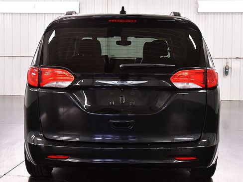 Used 2020 Chrysler Voyager Lxi FWD image 6