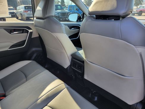 Used 2021 Toyota RAV4 XLE Premium image 17