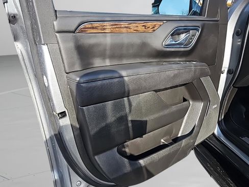 Used 2023 Chevrolet Suburban Premier image 21