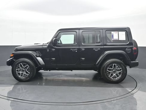 Used 2025 Jeep Wrangler Unlimited Sahara AWD/4WD image 3