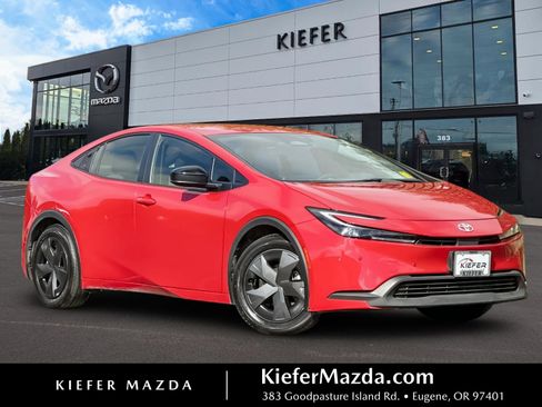 Used 2025 Toyota Prius LE FWD image 1