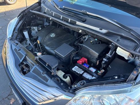 Used 2017 Toyota Sienna XLE 7-Passenger image 28