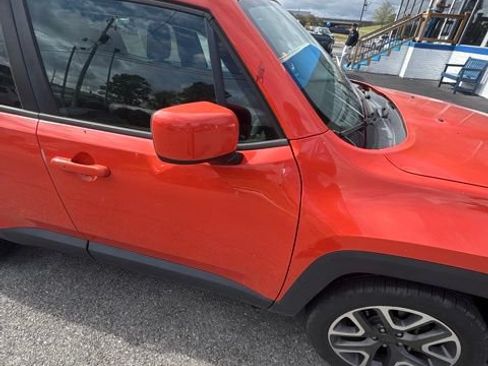 Used 2016 Jeep Renegade Latitude FWD image 16