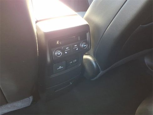 Used 2022 GMC Acadia Denali w/ Denali Technology Package image 9