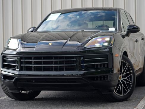 Used 2024 Porsche Cayenne AWD/4WD image 3