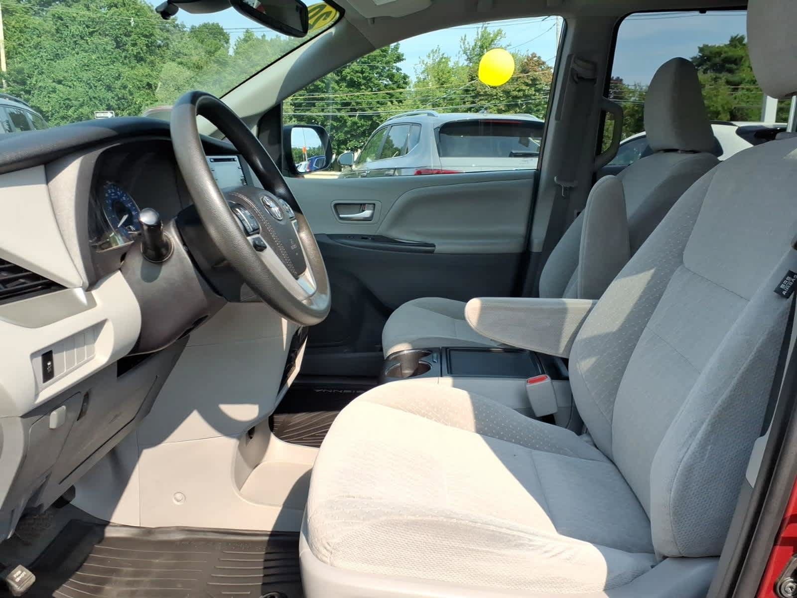 Used 2020 Toyota Sienna LE w/ LE Preferred Package FWD image 9