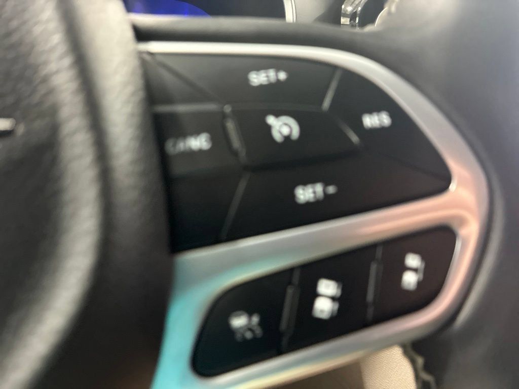Used 2023 Chrysler Pacifica Touring-L FWD image 21