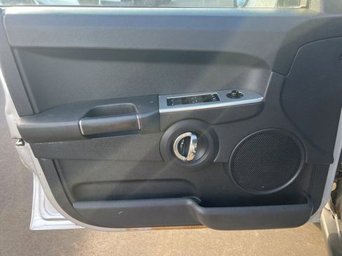 Used 2010 Jeep Commander Sport image 18