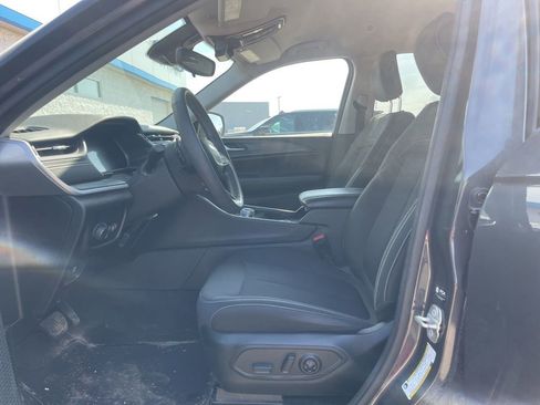 Used 2023 Jeep Grand Cherokee Laredo w/ Luxury Tech Group I AWD/4WD image 13