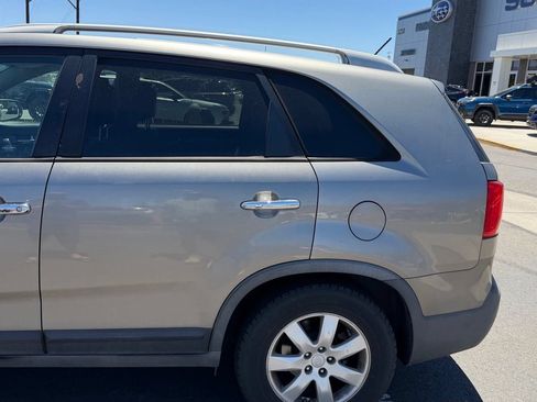 Used 2012 Kia Sorento LX w/ Third Row Pkg FWD image 4