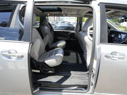 Used 2017 Toyota Sienna AWD image 37