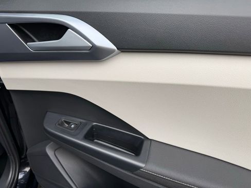 Used 2025 Volkswagen Taos SE image 39