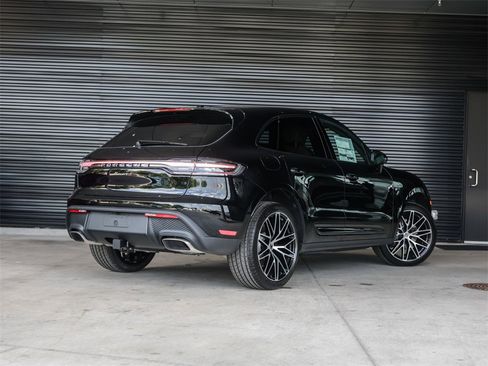 Used 2025 Porsche Macan image 7