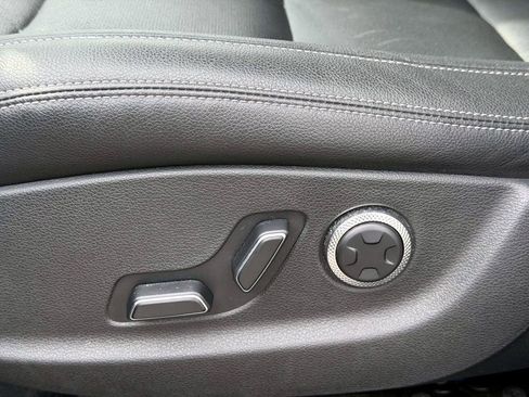 Certified 2025 Genesis GV70 2.5T AWD/4WD image 17