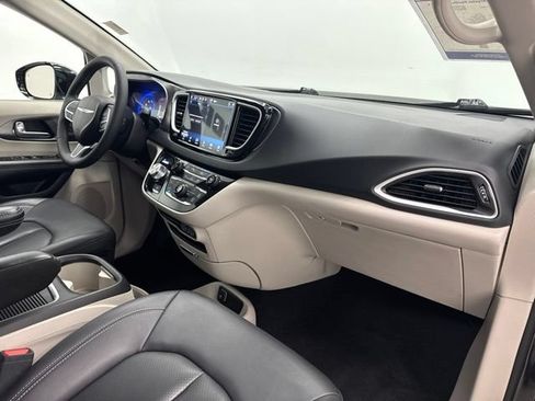 Used 2024 Chrysler Pacifica Touring-L FWD image 30