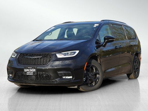 Used 2024 Chrysler Pacifica Premium FWD image 1