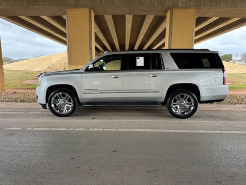 Used 2020 GMC Yukon XL SLT w/ Premium Edition image 4