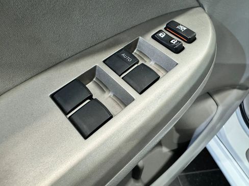 Used 2013 Toyota Corolla LE image 18