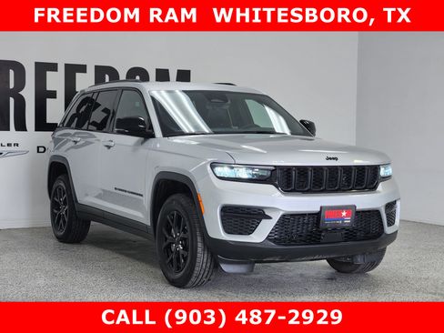 Used 2025 Jeep Grand Cherokee Altitude AWD/4WD image 2