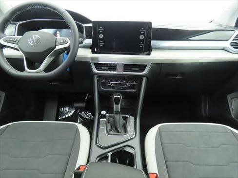 New 2026 Volkswagen Taos SE image 13