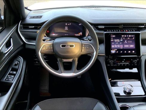 Certified 2023 Jeep Grand Cherokee Altitude image 5