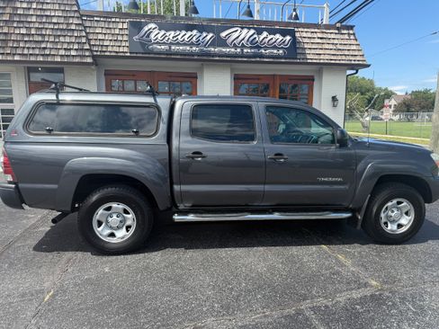 Used 2014 Toyota Tacoma 4x4 Double Cab w/ SR5 Package image 1