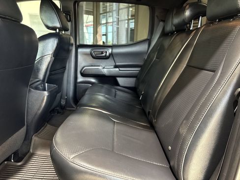 Used 2020 Toyota Tacoma TRD Sport w/ TRD Premium Sport Package AWD/4WD image 24