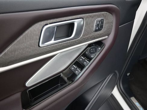 Used 2025 Ford Explorer Platinum RWD image 18