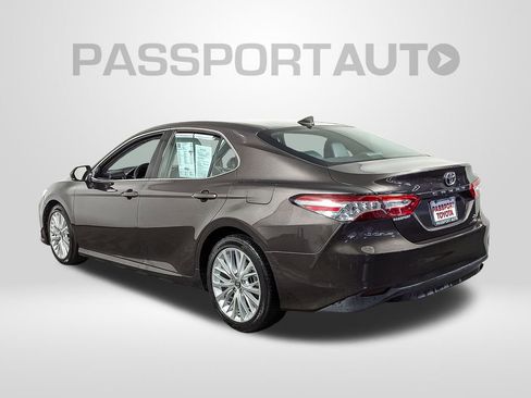Used 2020 Toyota Camry XLE image 3