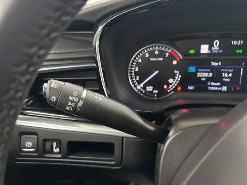 Used 2025 Cadillac XT6 Premium Luxury image 36